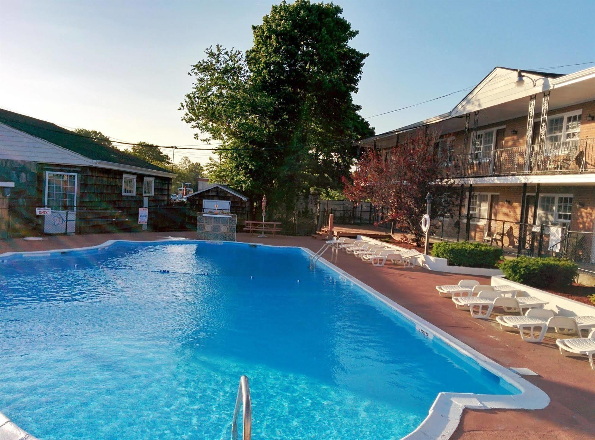 Budget Host East End Hotel In Riverhead Exterior photo